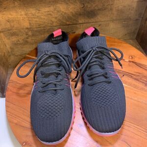 Danskin women’s sneakers.  Inv 5485a